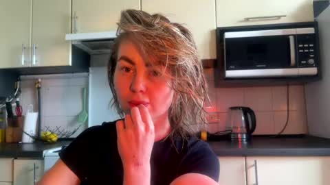 Snapshot of martaluna_ chatting on June 13, 9:29 am Marta online show from June 13, 9:29 am