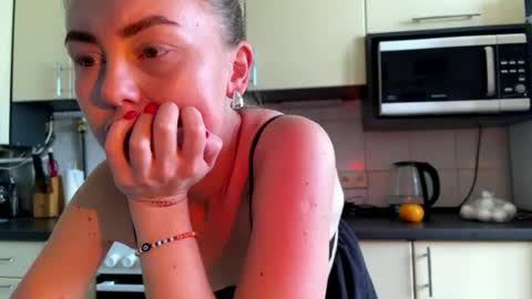Snapshot of martaluna_ chatting on June 14, 7:43 am Marta online show from June 14, 7:43 am