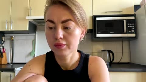 Snapshot of martaluna_ chatting on June 17, 7:11 am Marta online show from June 17, 7:11 am