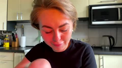 Snapshot of martaluna_ chatting on June 18, 8:14 am Marta online show from June 18, 8:14 am