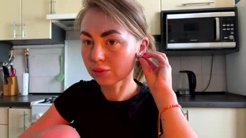 Snapshot of martaluna_ chatting on June 19, 7:23 am Marta online show from June 19, 7:23 am