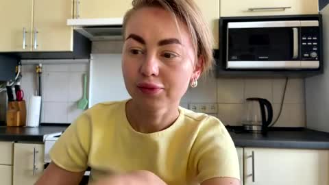 Snapshot of martaluna_ chatting on June 22, 7:16 am Marta online show from June 22, 7:16 am