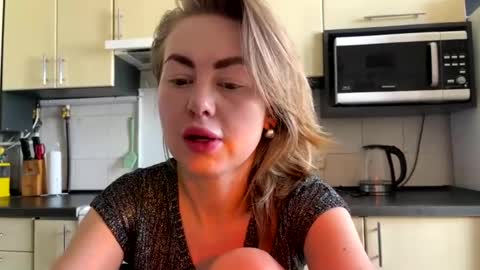 Snapshot of martaluna_ chatting on June 23, 6:44 am Marta online show from June 23, 6:44 am