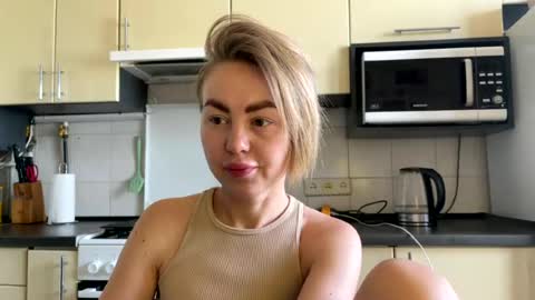 Snapshot of martaluna_ chatting on June 29, 7:25 am Marta online show from June 29, 7:25 am