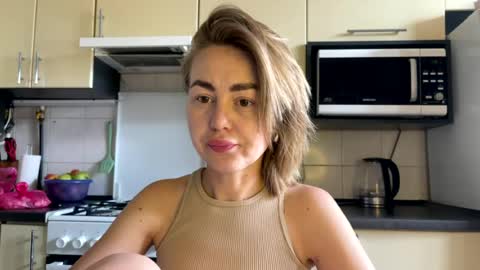 Snapshot of martaluna_ chatting on July 5, 8:54 am Marta online show from July 5, 8:54 am