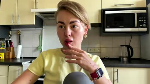 Snapshot of martaluna_ chatting on July 7, 7:34 am Marta online show from July 7, 7:34 am