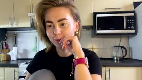Snapshot of martaluna_ chatting on July 10, 10:40 am Marta online show from July 10, 10:40 am