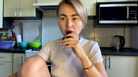 Snapshot of martaluna_ chatting on July 18, 11:47 am Marta online show from July 18, 11:47 am