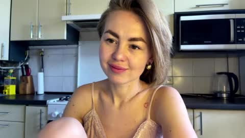 Snapshot of martaluna_ chatting on July 19, 9:57 am Marta online show from July 19, 9:57 am