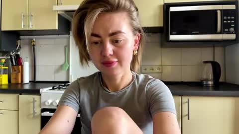 Snapshot of martaluna_ chatting on July 21, 8:27 am Marta online show from July 21, 8:27 am