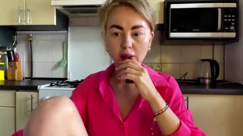 Snapshot of martaluna_ chatting on July 23, 10:24 am Marta online show from July 23, 10:24 am