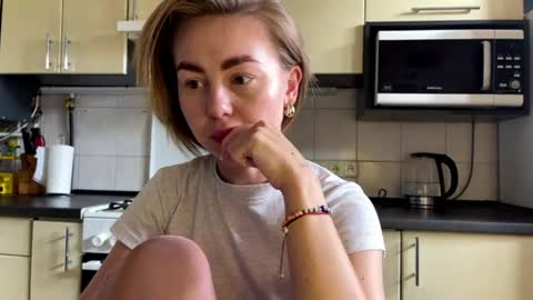 Snapshot of martaluna_ chatting on July 24, 8:45 am Marta online show from July 24, 8:45 am