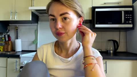 Snapshot of martaluna_ chatting on July 31, 9:19 am Marta online show from July 31, 9:19 am