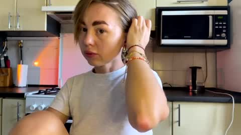 Snapshot of martaluna_ chatting on August 3, 8:24 am Marta online show from August 3, 8:24 am