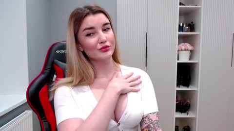 Snapshot of marti_lovely chatting on March 11, 9:37 pm Marti online show from March 11, 9:37 pm