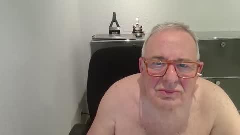 martin_1947 online show from October 20, 8:53 pm