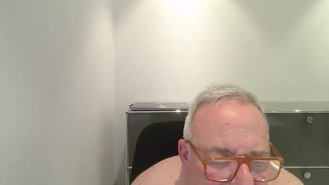 martin_1947 online show from December 2, 10:38 pm