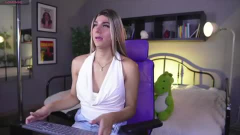 Snapshot of martinaa_rose chatting on June 17, 12:50 pm martinaa_rose online show from June 17, 12:50 pm