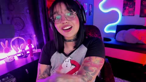 Snapshot of martinarouseee chatting on December 21, 4:41 am Val online show from December 21, 4:41 am