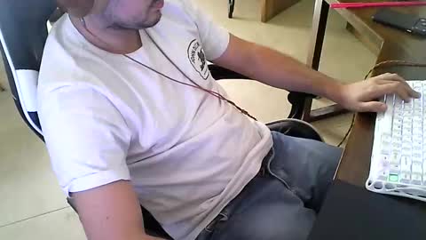 Snapshot of martingillesg chatting on April 23, 4:31 pm martingillesg online show from April 23, 4:31 pm