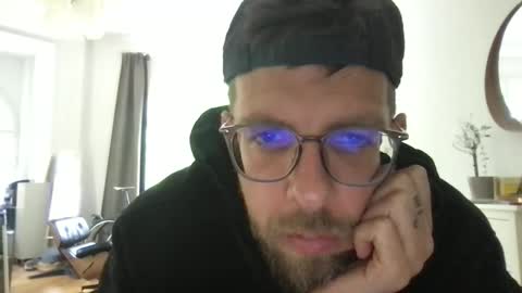 Snapshot of martinmagic467657 chatting on May 6, 9:36 am martinmagic467657 online show from May 6, 9:36 am