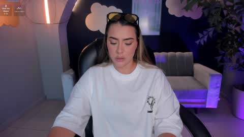 Snapshot of martinnabonnet chatting on February 7, 1:22 pm Martinna Bonnet online show from February 7, 1:22 pm