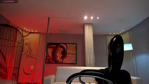 Snapshot of martinnabonnet chatting on February 17, 10:29 am Martinna Bonnet online show from February 17, 10:29 am