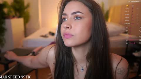 Snapshot of mary_lise chatting on June 5, 6:52 am Caroline qeeentease - ints qeentease - twitter online show from June 5, 6:52 am