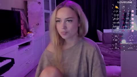 Snapshot of mary_romance chatting on September 28, 7:19 pm Mary online show from September 28, 7:19 pm