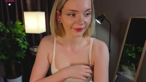 Snapshot of marycalder chatting on April 6, 1:14 am Mary online show from April 6, 1:14 am