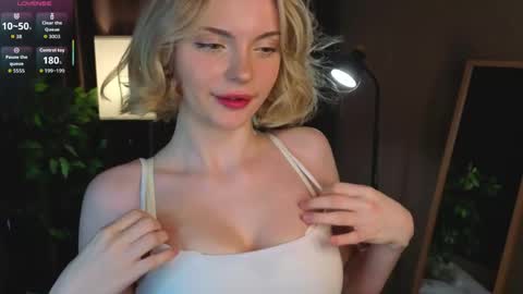 Snapshot of marycalder chatting on April 7, 1:06 am Mary online show from April 7, 1:06 am