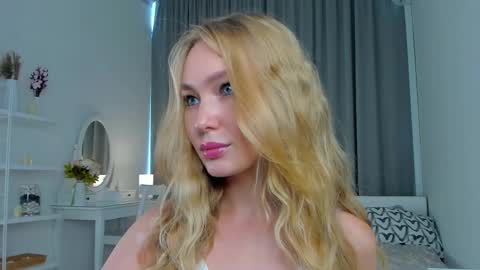 Snapshot of maryjamio chatting on September 20, 9:10 am Hannah 3 online show from September 20, 9:10 am
