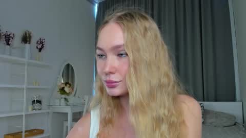 Snapshot of maryjamio chatting on September 22, 9:11 am Hannah 3 online show from September 22, 9:11 am