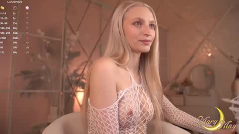 Snapshot of marylunamay chatting on April 27, 4:43 am Mary online show from April 27, 4:43 am