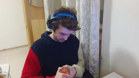 Snapshot of mash_potatoes_are_good chatting on December 4, 2:31 am mash_potatoes_are_good online show from December 4, 2:31 am