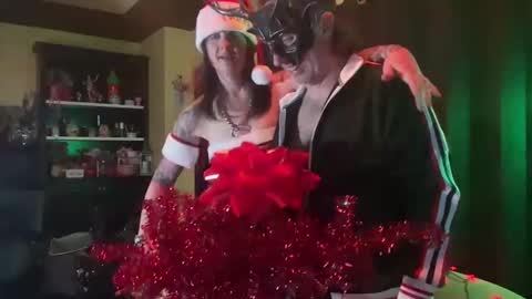 Snapshot of matchingtracksuits chatting on December 11, 1:37 am Jer and Kel online show from December 11, 1:37 am