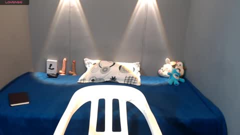 Snapshot of mateo_nick chatting on May 1, 8:24 pm Mateo and Noah online show from May 1, 8:24 pm