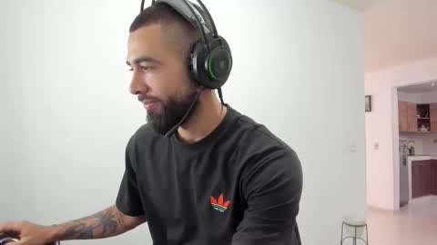 Matheus     online show from December 3, 9:13 pm