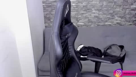 Mathew Independent model online show from November 19, 6:35 am