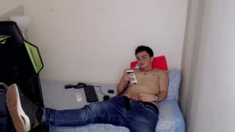Snapshot of mathiass_twinkk_ chatting on April 1, 3:51 am MATHIAS online show from April 1, 3:51 am