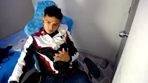 Snapshot of mathiass_twinkk_ chatting on April 6, 4:46 am MATHIAS online show from April 6, 4:46 am