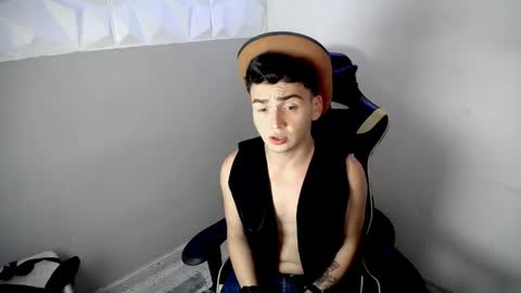 Snapshot of mathiass_twinkk_ chatting on April 12, 4:50 am MATHIAS online show from April 12, 4:50 am