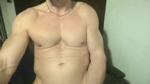 Snapshot of matiasmartin2030 chatting on May 10, 1:33 am MatiasMatureMuscle online show from May 10, 1:33 am