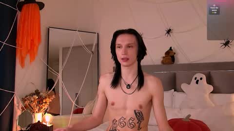 Snapshot of matt_colton chatting on October 28, 8:00 pm Matt Colton. Follow and rate me please it really important for me3 online show from October 28, 8:00 pm