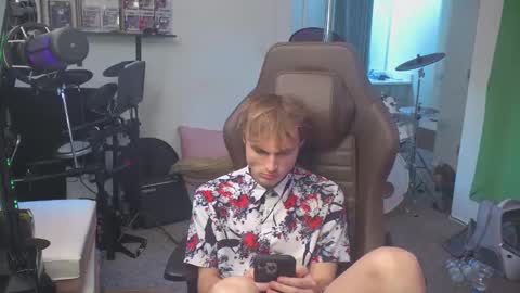 Snapshot of mattcashxxx chatting on September 15, 1:05 am Matt Cash online show from September 15, 1:05 am