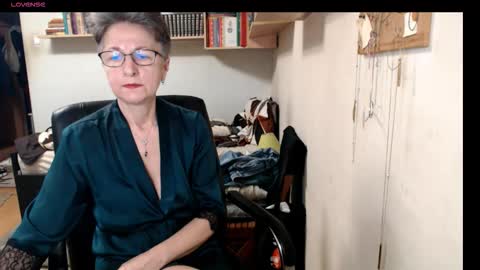maturekate online show from October 15, 6:35 am