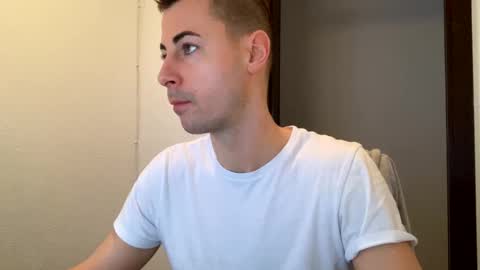 Snapshot of max681334 chatting on February 21, 7:45 am max681334 online show from February 21, 7:45 am