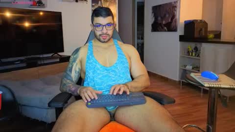 Snapshot of max_cooper17 chatting on November 10, 3:49 am Max online show from November 10, 3:49 am