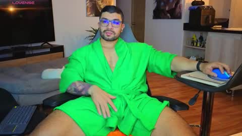 Snapshot of max_cooper17 chatting on November 11, 2:55 am Max online show from November 11, 2:55 am