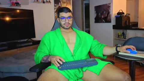 Snapshot of max_cooper17 chatting on November 12, 2:34 am Max online show from November 12, 2:34 am